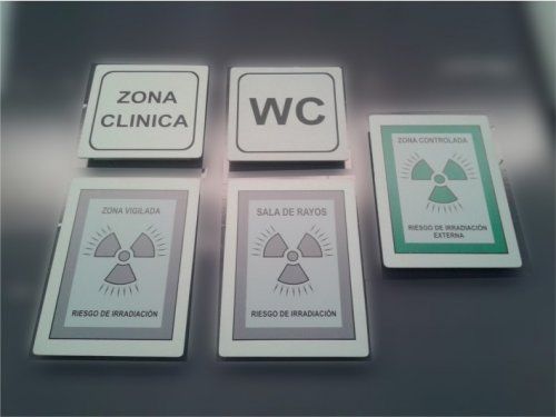 Placas en aluminio anodizado con relieve