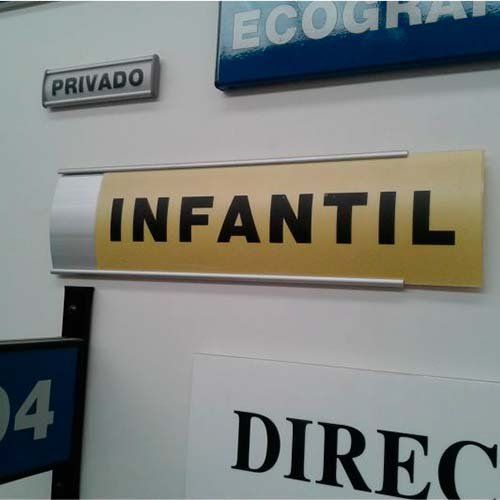 Placas corporativas y de señalización